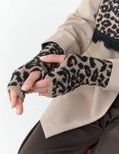 Load image into Gallery viewer, Fraas - Leo Print Handwarmers
