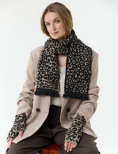 Load image into Gallery viewer, Fraas - Narrow Knitted Scarf
