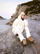 Load image into Gallery viewer, V.FRAAS - Knitted wrist warmers with glitter effect
