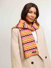 Load image into Gallery viewer, V.FRAAS - Knitted scarf in retro zigzag design
