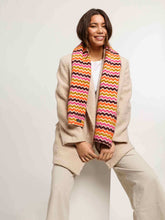 Load image into Gallery viewer, V.FRAAS - Knitted scarf in retro zigzag design
