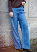 Load image into Gallery viewer, Black Colour - Nettie Box Jean Mid  Blue Wash
