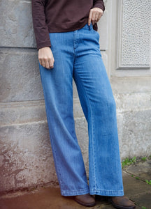 Black Colour - Nettie Box Jean Mid  Blue Wash