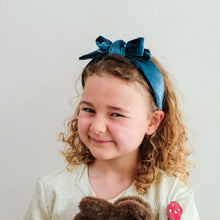 Load image into Gallery viewer, Mimi &amp; Lula- Velvet edie bow headband
